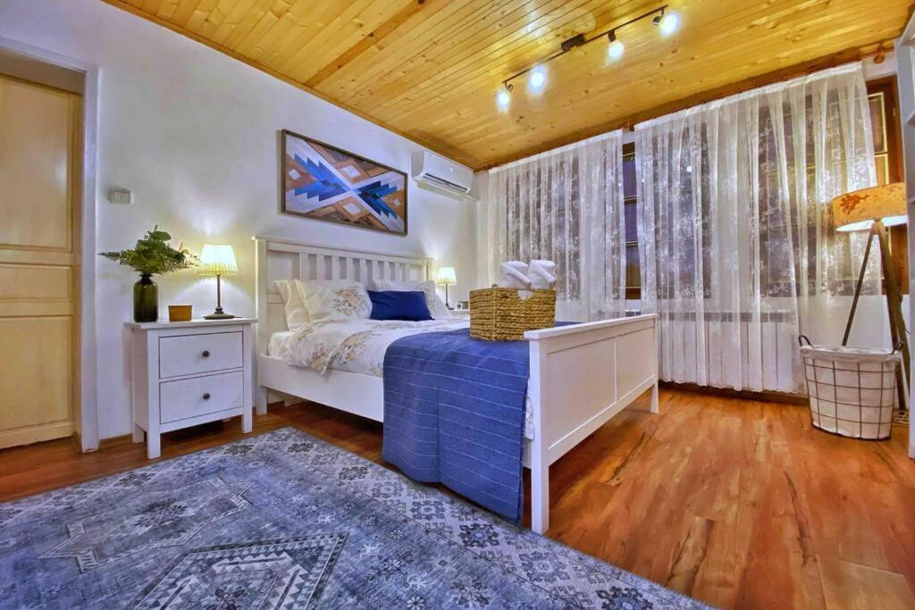 The Secret Lodge- New With Private Garage, Entire House Veliko Turnovo Bagian luar foto